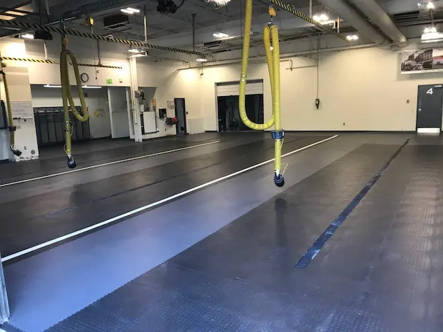 A gym with many yellow handles and black floors