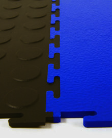 A close up of the bottom part of a blue and black mat.